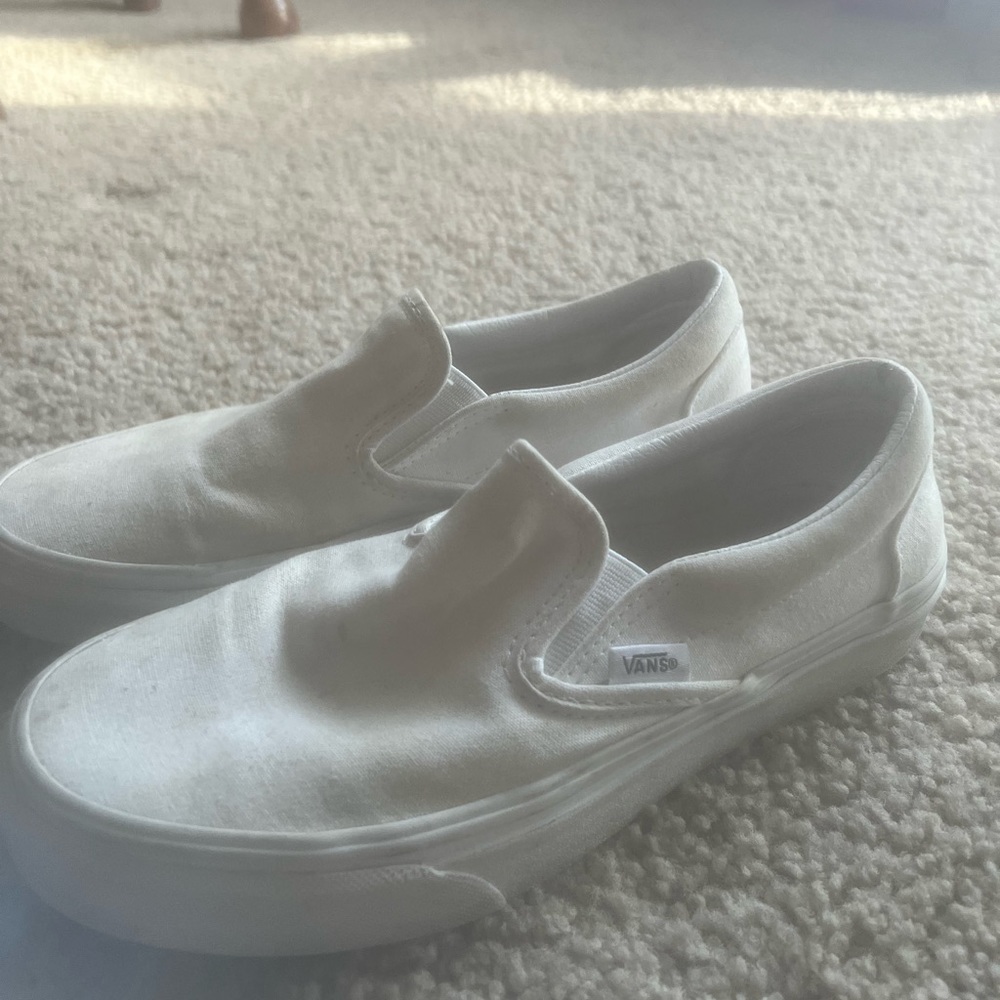 White slip on vans women’s size 7.5 🫶🏼